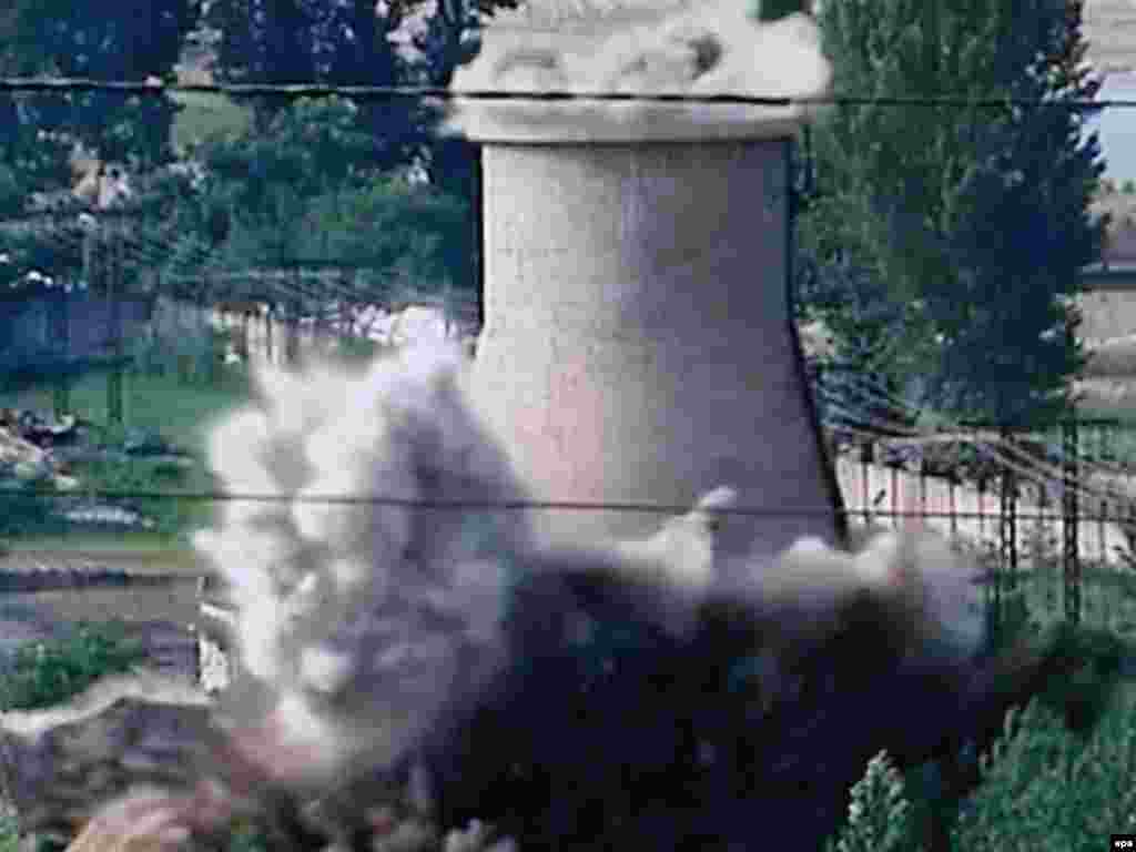 ژوئن: تخریب برج خنک‌کننده نیروگاه هسته‌ای در یونگ‌بیون کره شمالی که مورد استقبال احزاب سیاسی کره جنوبی قرار گرفت