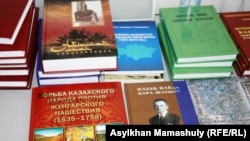 “Қазақ энциклопедиясы” ЖШС шығарған кітаптар. Көрнекі сурет.