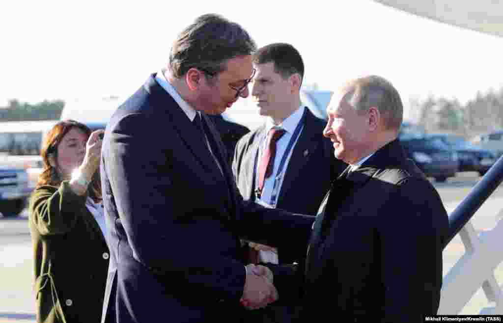 СРБИЈА / РУСИЈА - Рускиот претседател Владимир Путин со задоцнување од час и половина пристигна во Белград, на 14-та средба со српскиот претседател Александар Вучиќ, втора во главниот град на Србија. Една од главните теми на разговор била воено-политичката неутралност на Србија кон НАТО.