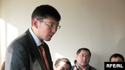 Оппозиционый журналист Алмас Кушербаев выступает на суде против него и газеты "Тасжарган". Алматы, 16 января 2009 года. 