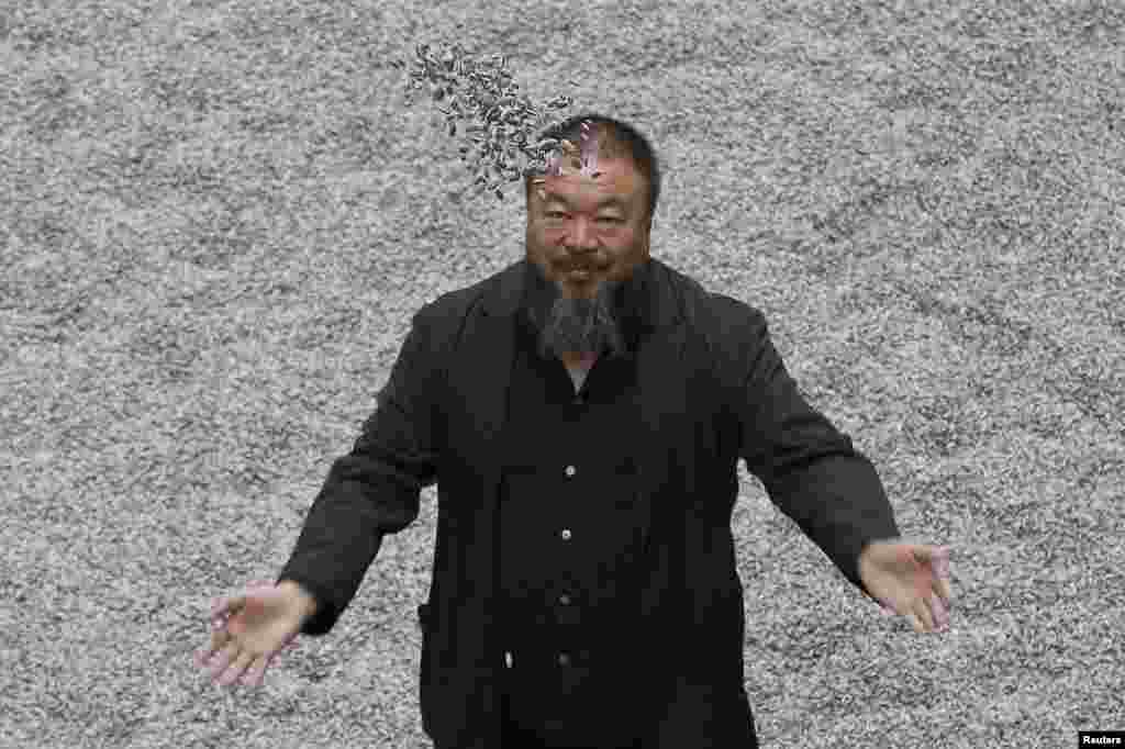  &nbsp;Ai Weiwei, artist dhe veprimtar politik n&euml; Kin&euml;. Artisti&nbsp;vizuel i njohur nd&euml;rkomb&euml;tarisht dhe disenjator, q&euml;&nbsp;ndihmoi dizajnin e stadiumit &quot;Zogut fole&quot; p&euml;r Lojrat Olimpike 2008, ka zem&euml;ruar autoritetet kineze me kritikat e tij ndaj qeveris&euml; p&euml;r korrupsion. Ai u arrestua p&euml;r gati tre muaj vitin e kaluar n&euml;n&nbsp;akuzat p&euml;r krim ekonomik dhe u lirua me kaucion.&nbsp;Byroja e Tatimit n&euml; Pekini ka k&euml;rkuar q&euml; ai t&euml; paguaj&euml; 15 milion&euml; juan ($ 2.400.000) n&euml; taksa dhe gjoba. &nbsp; 