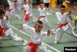 Fëmijët kinezë marrin pjesë në një garë karateje në provincën Shaanxi. Fotografi nga arkivi.