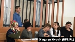 Один из двух обвиняемых по делу «о пропаганде терроризма» Куанышбек Жайлаубаев (в синем) в суде по его делу. Актобе, 28 декабря 2018 года.