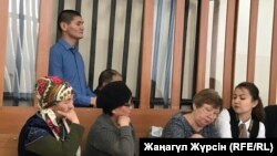 Сотталушы Қуанышбек Жайлаубаев (арт жақта) сот сауалдарына жауап беріп тұр. Ақтөбе, 28 желтоқсан 2018 жыл.