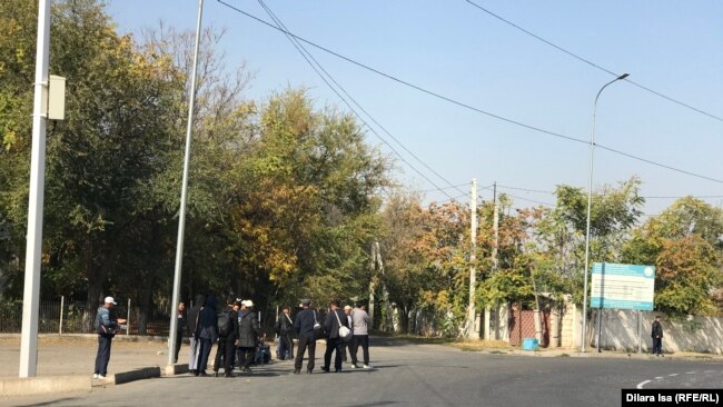 Стоящие вдоль улицы Жансугурова в Шымкенте люди. 21 октября 2019 года.