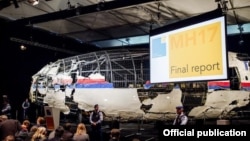 Реконструированный корпус самолета Boeing 777, сбитого в небе над Украиной.