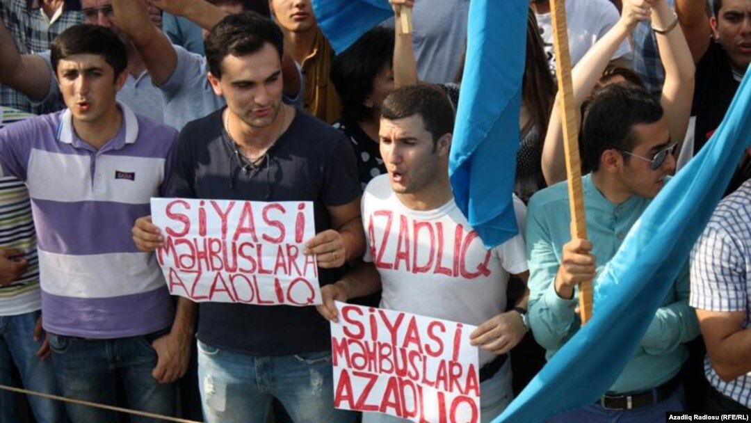 На митинге