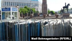 Полицейская будка и заграждения напротив здания на площади Республики в Алматы.