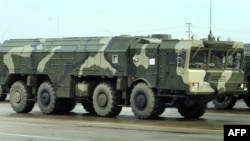 Russia -- An Iskander ballistic missile launcher rolls during a rehearsal of a military parade in Alabino outside Moscow, 20Apr2010