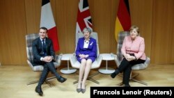 Emmanuel Macron, Angela Merkel și Theresa May (imagine de arhivă).