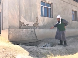 Жергілікті тұрғын Ұлбосын Садықова әскери қойма жарылған кезде бүлініп, жөнделмей қалған үйін көрсетіп тұр. Арыс, Түркістан облысы, 16 маусым 2020 жыл.
