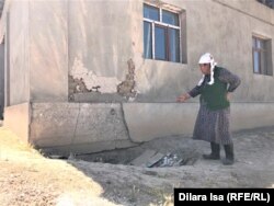 Жергілікті тұрғын Ұлбосын Садықова әскери қойма жарылған кезде бүлініп, жөнделмей қалған үйін көрсетіп тұр. Арыс, Түркістан облысы, 16 маусым 2020 жыл.