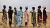 Szudáni nők állnak sorban egy ENSZ által üzemeltetett élelmiszerosztó állomásnál 2020. február 6-án (képünk illusztráció)