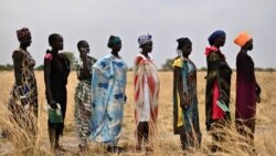 Жени чекаат на ред за храна во Судан