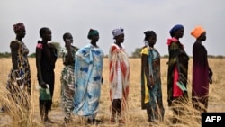 Szudáni nők állnak sorban egy ENSZ által üzemeltetett élelmiszerosztó állomásnál 2020. február 6-án (képünk illusztráció)