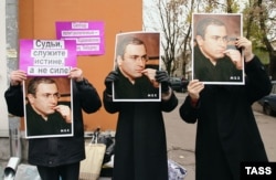 Участники пикета в поддержку Михаила Ходорковского перед зданием суда в Москве. 25 октября 2004 года.