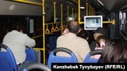 Қала бойынша жолаушы тасымалдайтын қоғамдық көлік ішінде. Алматы, 16 қазан 2011 жыл. (Көрнекі сурет)