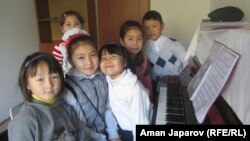 Бишкектеги Мукаш Абдыраев атындагы республикалык атайын музыкалык жатак мектепте окуган таланттуу балдар.