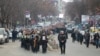 Колонна сопровождает автомобиль, везущий гроб с телом Оливера Ивановича в Косовской Митровице, 17 января 2018 