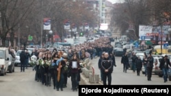 Колонна сопровождает автомобиль, везущий гроб с телом Оливера Ивановича в Косовской Митровице, 17 января 2018 