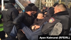 Үкіметке қарсылық шеруі өтеді деп жариялаған алаңға келген адамды полиция көлікке күштеп салып жатқан сәт. Алматы, 22 ақпан 2020 жыл.
