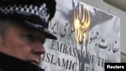 یک مأمور پلیس بریتانیایی در مقابل سفارت جمهوری اسلامی ایران در لندن