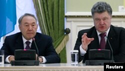 Президент Казахстана Нурсултан Назарбаев и президент Украины Петр Порошенко (справа). Киев, 22 декабря 2014 года.
