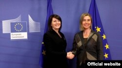 Atifete Jahjaga i Federica Mogherini, u Bruselu, 4. aprila 2016.