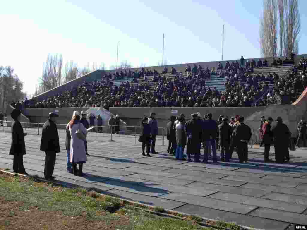 Жыйындын алдында - Kyrgyzstan -- Revolutionary Committee-Led Opposition Gathering Held in Talas 17nov2008 
