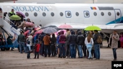 Oamenii stau la coadă pentru a vizita un avion vechi, expus de Ziua Aviației Civile, Aeroportul din Chișinău, 25 septembrie 2016