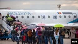 Oameni curioşi să vadă un avion la show-ul aviatic din septembrie 2016
