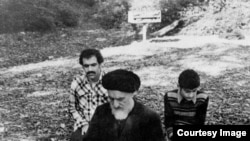 مسعود خستو در این عکس، نوجوانی است که پشت سر محمود طالقانی نماز می‌خواند. فرد دیگر حاضر در تصویر، مهدی طالقانی، فرزند آیت‌الله طالقانی است.