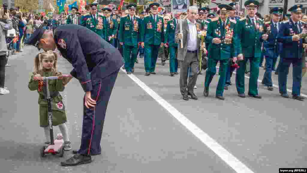 Участница военного парада, приуроченного к российскому Дню победы в Севастополе