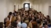 Студэнты Менскага дзяржаўнага лінгвістычнага ўнівэрсытэту каля прыёмнай рэктара 4 верасьня 2020 году, пасьля затрыманьняў студэнтаў у будынку ўнівэрсытэту