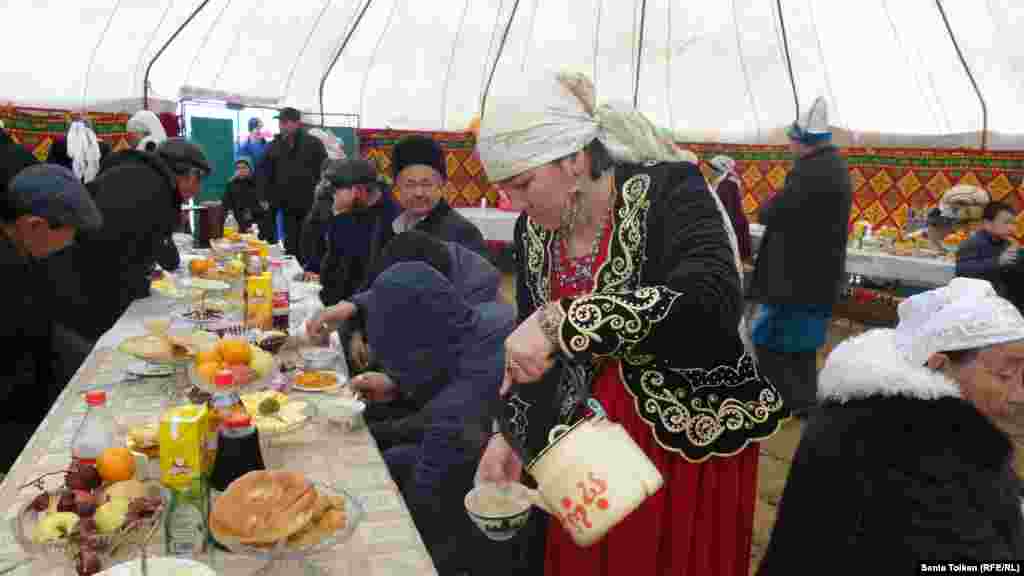 Kazakhs in Mangystau share a festive meal for Amal Mayram. 