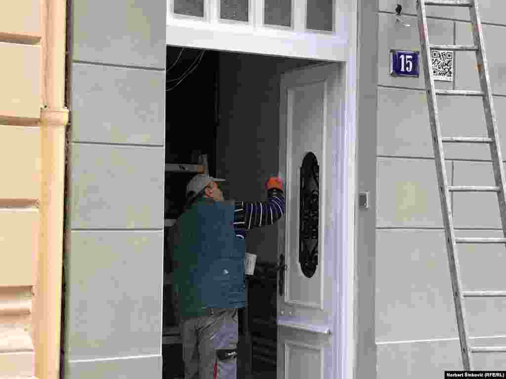 Renoviranje prolaza u Dunavskoj ulici. Ovaj uski prolaz u centru Novog Sada nosi crte klasicizma. Iznad samog ulaza nalazi se takozvani „kibic fenster“, prozori izbačeni ka spolja, koji nudi širi pogled na ulicu.