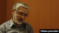میرحسین موسوی شهریور ماه گذشته نیز به دلیل عارضه قلبی به یکی از مراکز تخصصی قلب تهران منتقل شد 