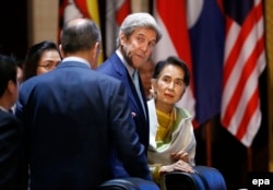 Аун Сан Су Чжі в компанії колишнього держсекретаря США Джона Керрі і глави МЗС Росії Сергія Лаврова