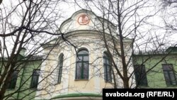 Герб караля Аўгуста Панятоўскага на тыльным будынку сядзібы Станіславова
