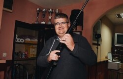 Президент ветеранського клубу міста Велика Ґориця Милєнко Марич показує гвинтівку