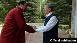 Стивен Сигал Кыргызстандын президенти Алмазбек Атамбаев менен жолугушууда. 3-сентябрь, 2017-жыл.