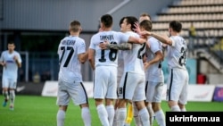 Футболісти луганської «Зорі» святкують взяття воріт