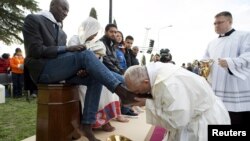 پاپ فرانسیس مراسم شستن پا را که بخشی از سنت‌های هفته عید پاک است در مرکز پناهجویی کاستلنووو دی پورتو در حومه شهر رم انجام داد.
