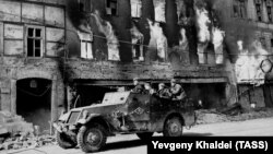 Sovet döyüşçüləri Vyanada patrul xidməti gerçəkləşdirirlər. Həmkarı xatırlayır ki, Khaldei-in həyatda yaşadıqları onun fotolarında əksini tapıb: "Bu sənədli-fotoqrafiyanın başlıca özəlliyidir".