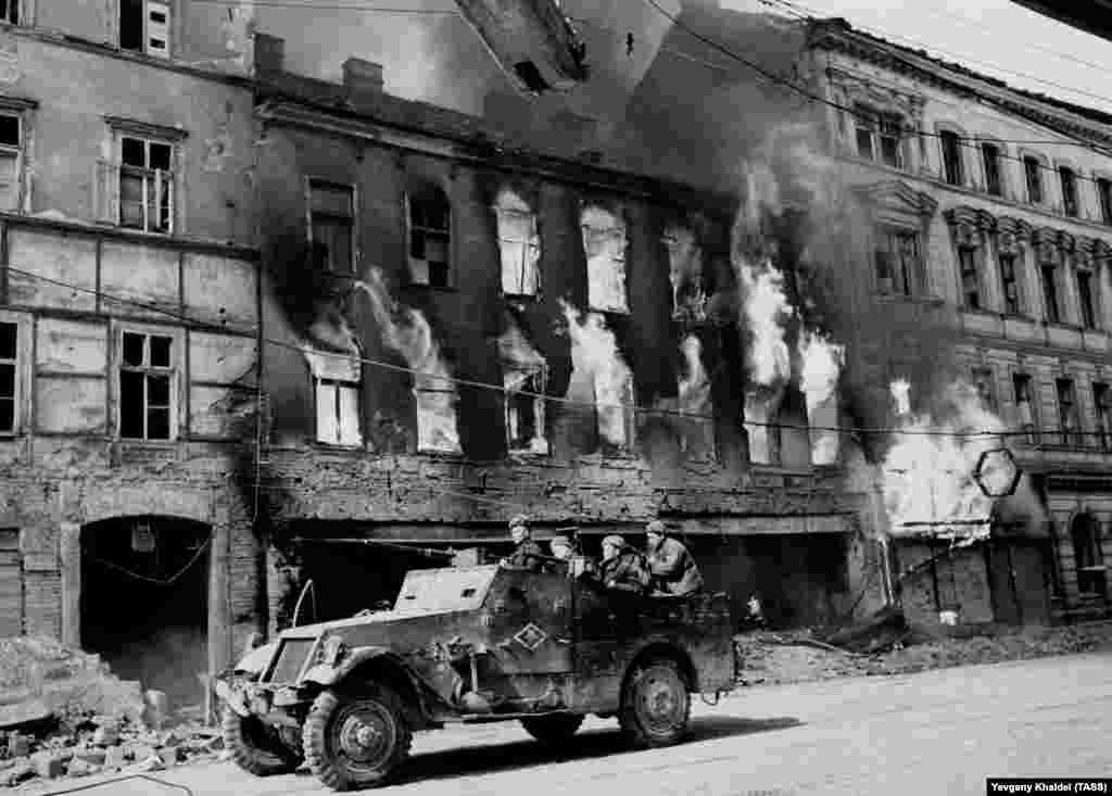 Red Army troops patrol Vienna. A colleague recalled that everything Khaldei had experienced in his life was reflected in the style of his photography. &quot;That is the most important thing for a documentary photographer.&quot;