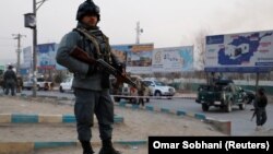 Кабулдағы шабуыл болған жерде тұрған қауіпсіздік күштерінің сарбазы. Ауғанстан, 24 желтоқсан 2018 жыд.