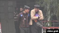 پېښور کې د یوه سرکاري سکول مخې ته زده کوونکي ولاړ دي - انځور له ارشیفه