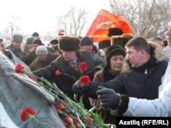 Искә алу чарасына килүчеләр һәйкәл каршына чәчәкләр калдыра.