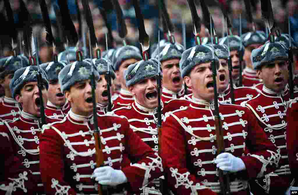 Болгарская армия на параде в ознаменование профессионального праздника военных - Дня Мужества 