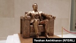  Скулптура на Нурсултан Назарбаев в Националния музей в казахстанската столица Астана, сходна на мемориала на президента на Съединени американски щати Ейбрахам Линкълн във Вашингтон. 